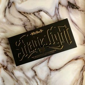 [Kat Von D] Shade + Light Eye Contour Palette.